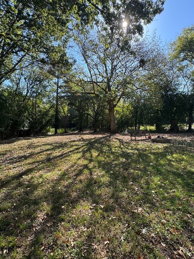 Building Photo - 3 Bed / 2 bath on 1.2 ACRES - 3 car garage...