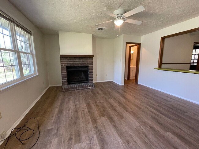 Building Photo - 2 bedroom 1 bath duplex is located off Whitehead Rd!