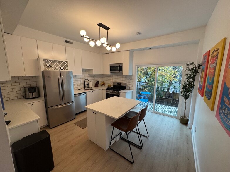 Building Photo - 208 9th St NE