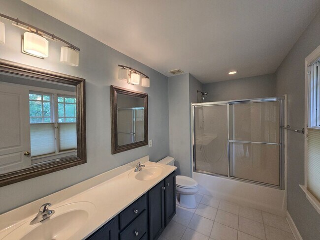 Building Photo - Stylish 3BR, 3BA Townhouse – Prime Location Near Durham & Chapel Hill!