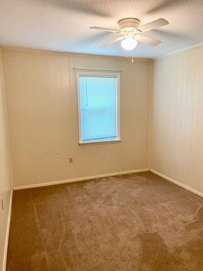 Building Photo - Available Now *Whitfield Park* 3BR/2BA home with Fenced backyard- Good schools!
