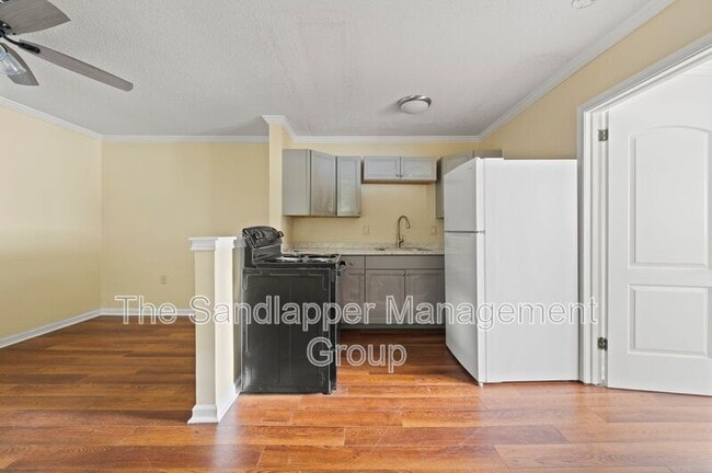 Building Photo - 4133-8 St John's Ave