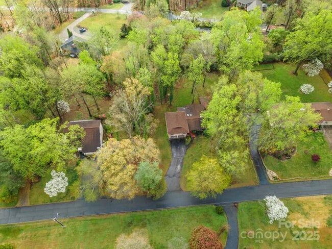 Building Photo - 411 Holly Hill Dr