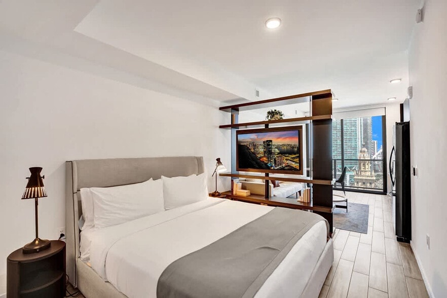 Building Photo - 398 NE 5th St