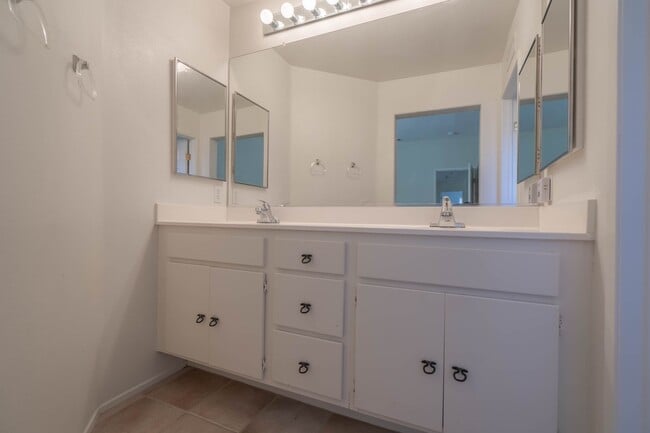 Building Photo - Beautiful 3-Bedroom Corner-Lot Condo in the Palisades of Stevenson Ranch!