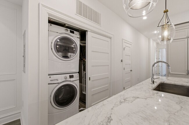 Building Photo - 1340 Kenyon St NW