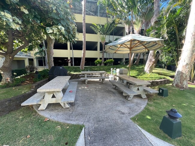 Building Photo - Gorgeous renovated high-floor apartment in great building.