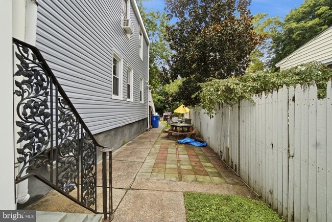 Building Photo - 216 Garden St