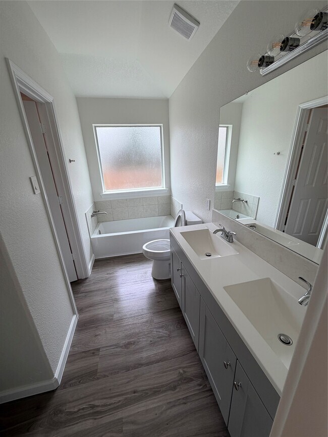 Building Photo - 2205 Highland Crossing Dr