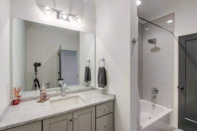 Building Photo - 4004 Lealand Ln