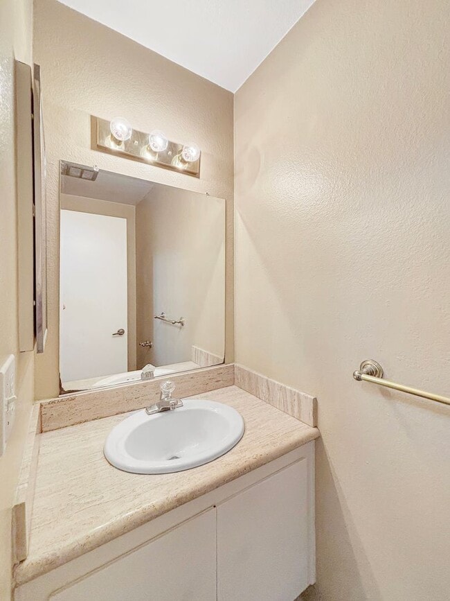 Building Photo - Beautiful 3BD/2.5BA Condo in Tierrasanta w...