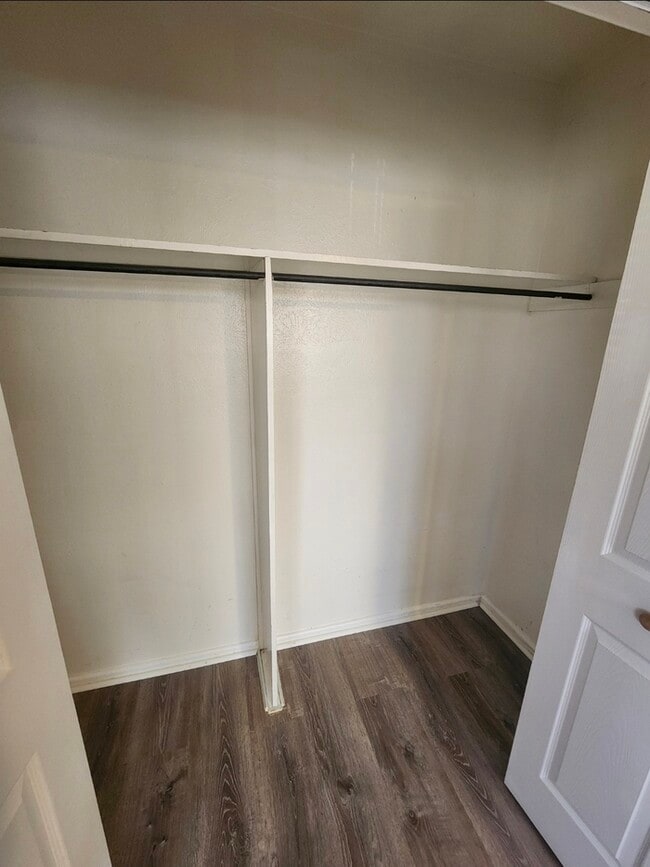 Building Photo - 3 bed 2 bath home with 1 car garage