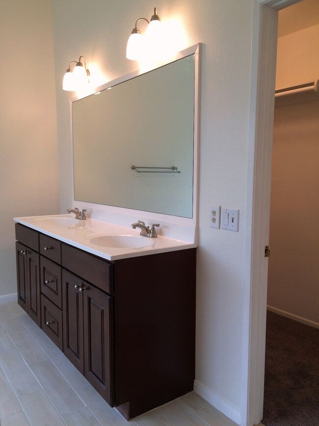 Building Photo - 4 Bedroom Townhouse - Ideal for Chapman St...