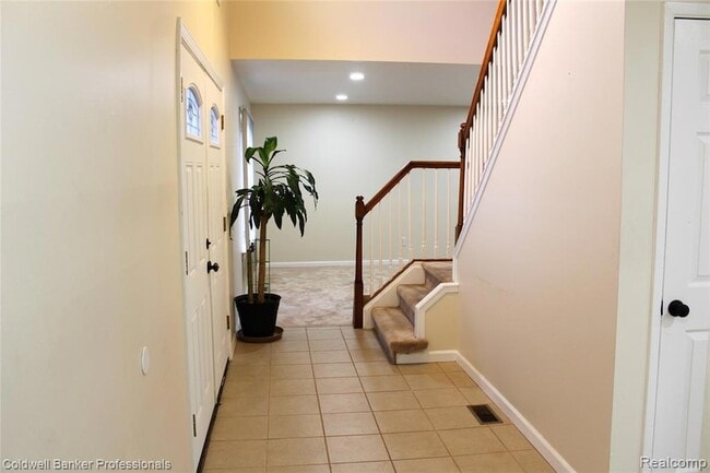 Building Photo - 6586 Carriage Hills Dr