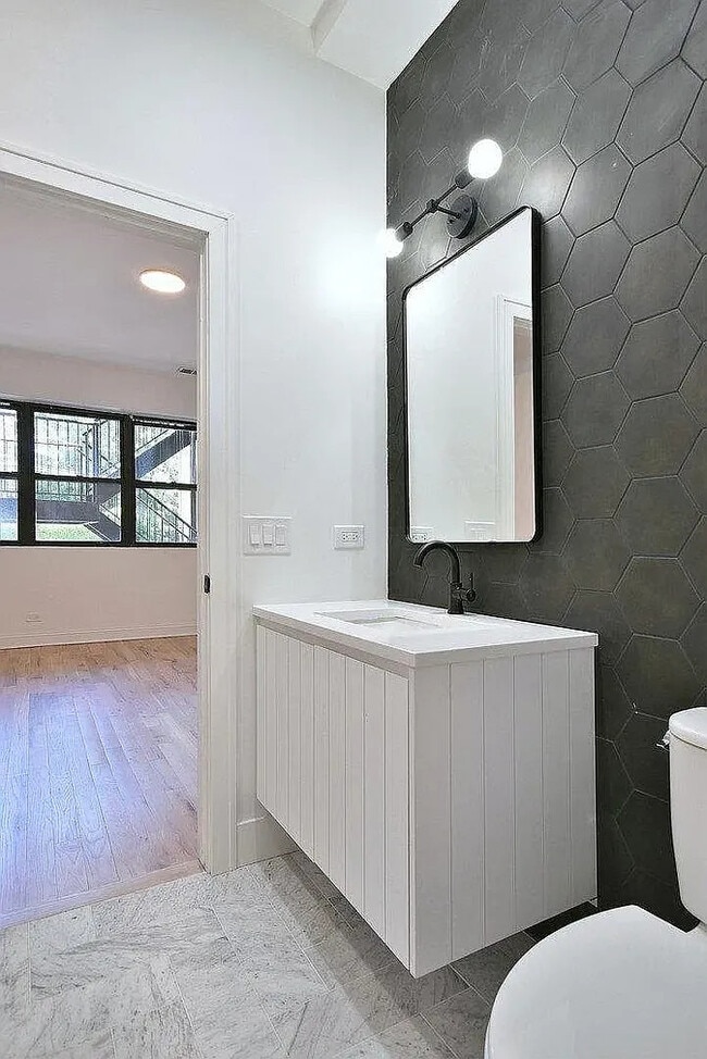 Building Photo - 5731 N Winthrop Ave