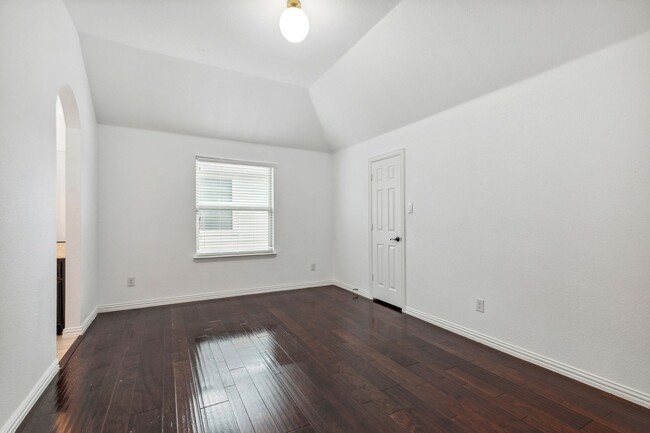 Building Photo - Luxurious in Little Elm