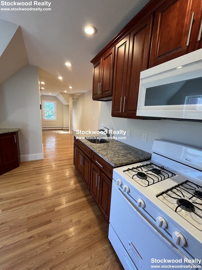 Building Photo - 90 Lyndhurst St