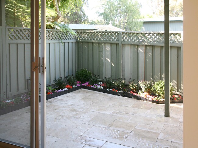 Building Photo - 278 Monroe Dr