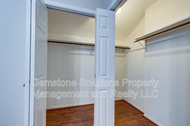 Building Photo - 1705 Granville Rd
