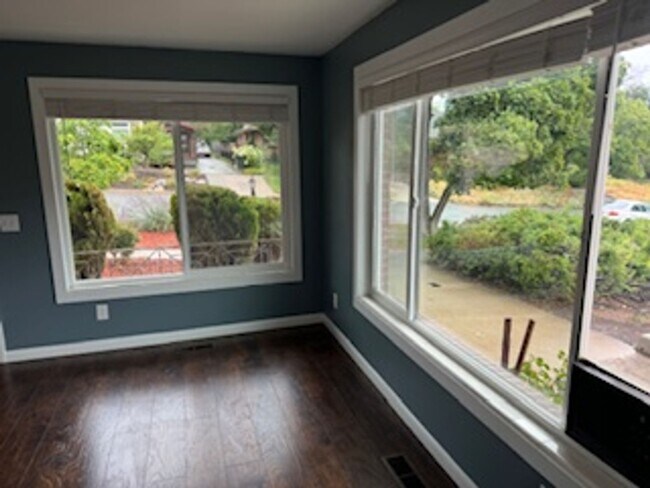 Building Photo - GORGEOUS Avenues Home!!!