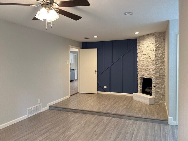 Building Photo - 4 Bedroom / 2 Bath / 2 Car Garage