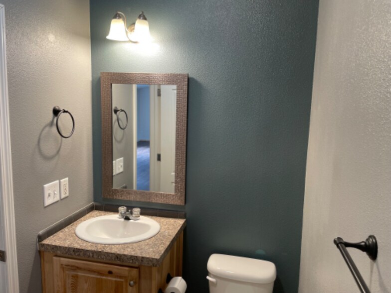 Building Photo - 699-495 Circle Ct