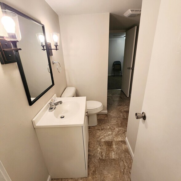 Bathroom with linen closet - 880 N Base Rd