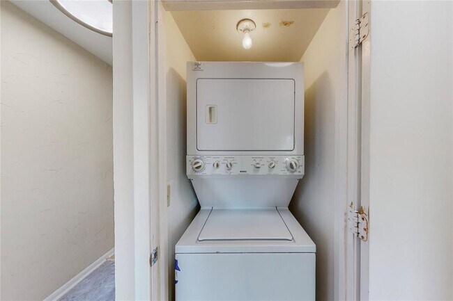 Building Photo - 426 Yacht Club Dr