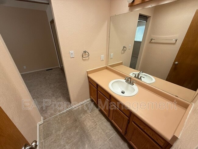 Building Photo - 2816 Enebro St NE
