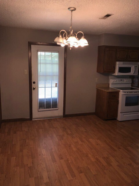 Building Photo - Renovated 3 Bedroom 2 Bath home with Bonus...