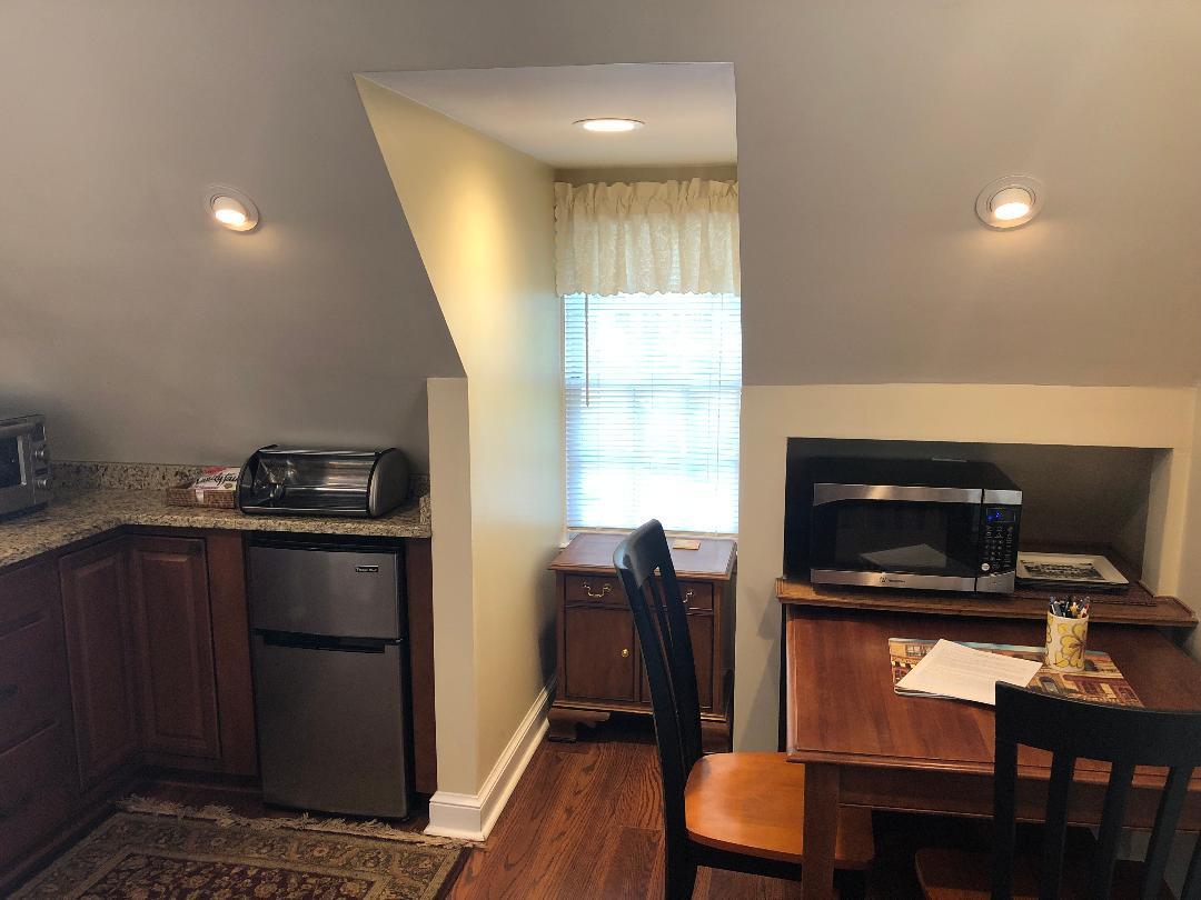 Window and recessed lighting. - 5804 Searl Ter