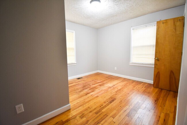 Building Photo - 3 Bedroom 1.5 Bathroom- no pets
