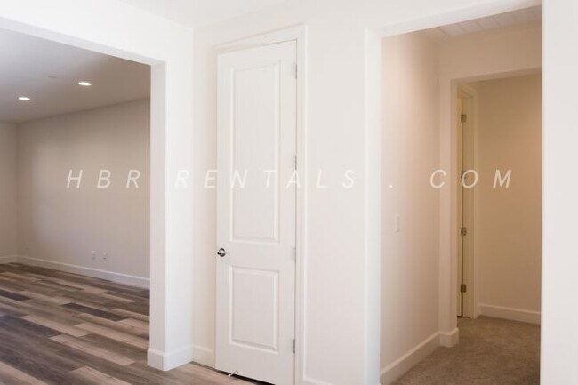 Building Photo - Ellis Neighborhood  | Spacious Single-Stor...