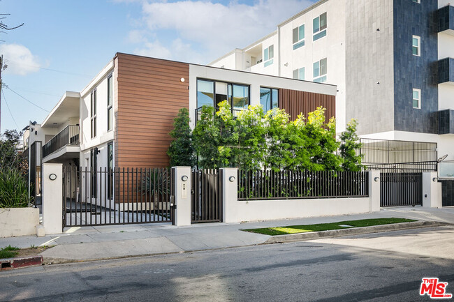 Building Photo - 1307 Tamarind Ave