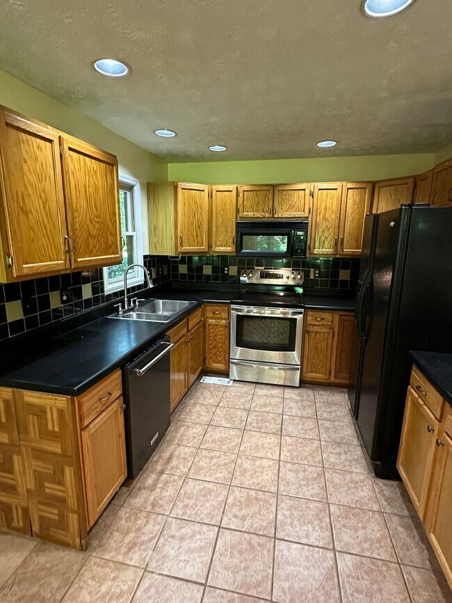 Building Photo - 418 Summit View Rd