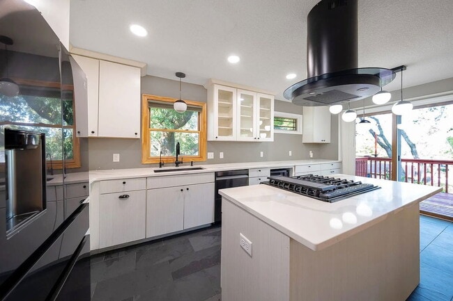 Building Photo - 6960 Fernbrook Ln N