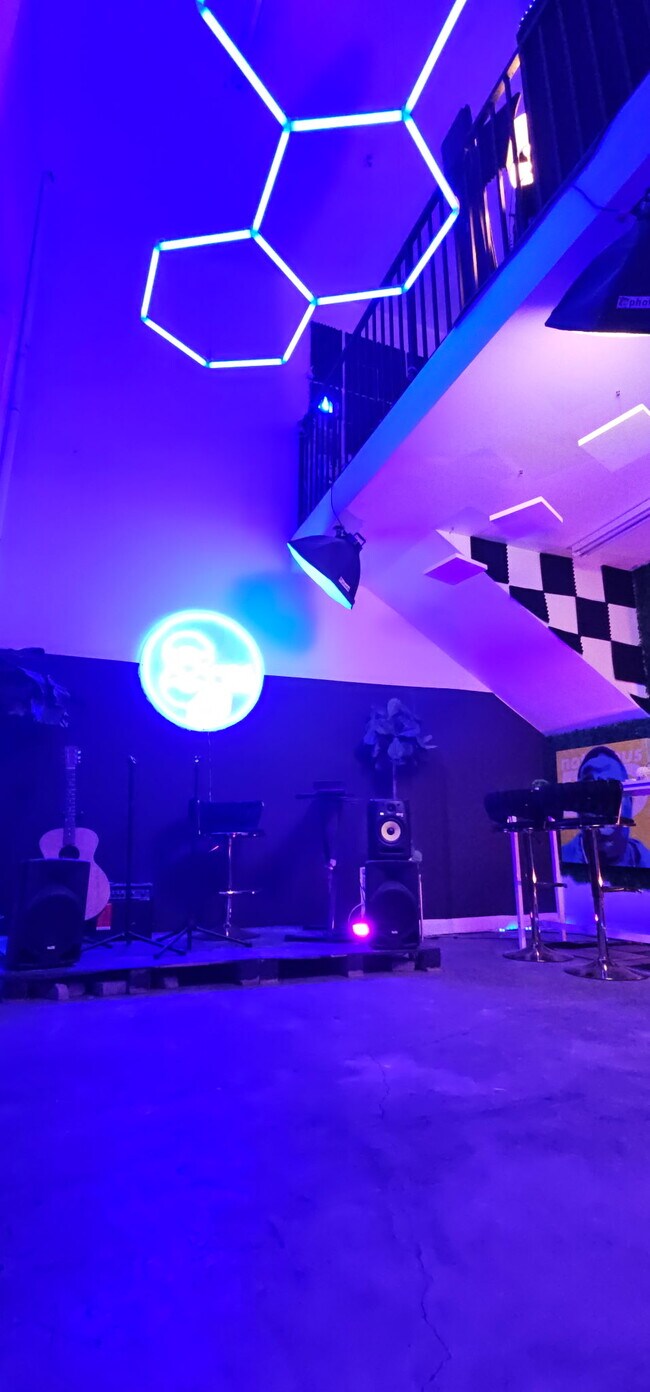 Building Photo - Room #1