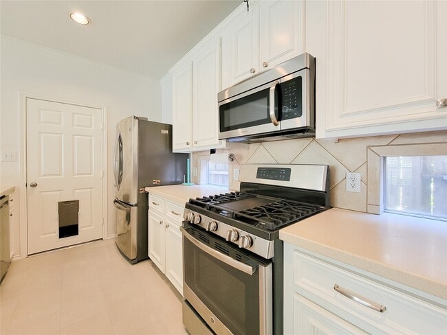 Building Photo - 75 Dennis St