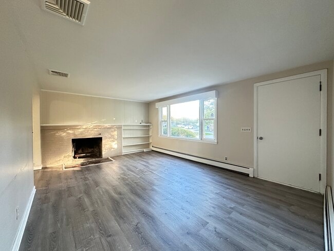 Building Photo - 135 S Pierce Rd