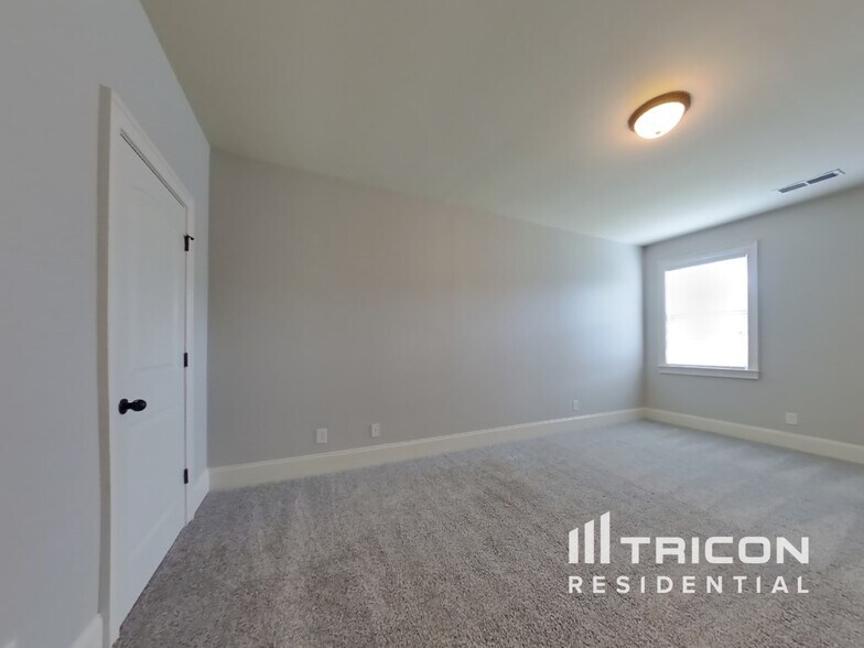 Building Photo - 4627 Town Manor Dr