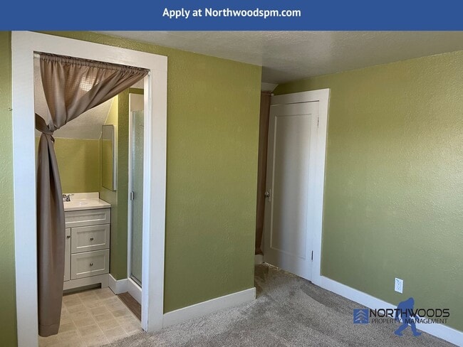 Building Photo - Very Cute 1 bed 1 bath upstairs unit, with...