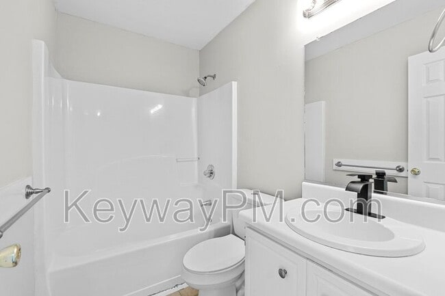 Building Photo - 5 Astor Ct