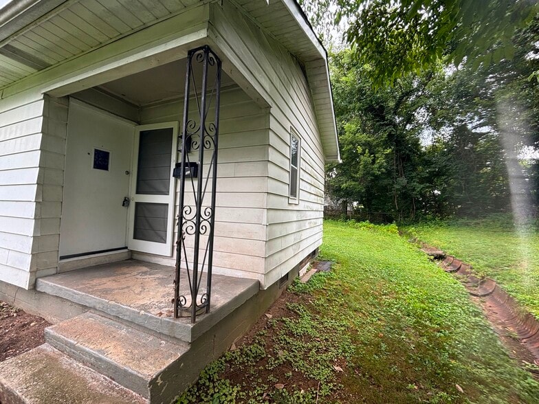 Building Photo - 1099 Fairview Rd