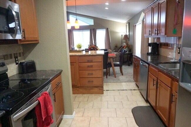 Building Photo - 2700 Green Mountain Dr