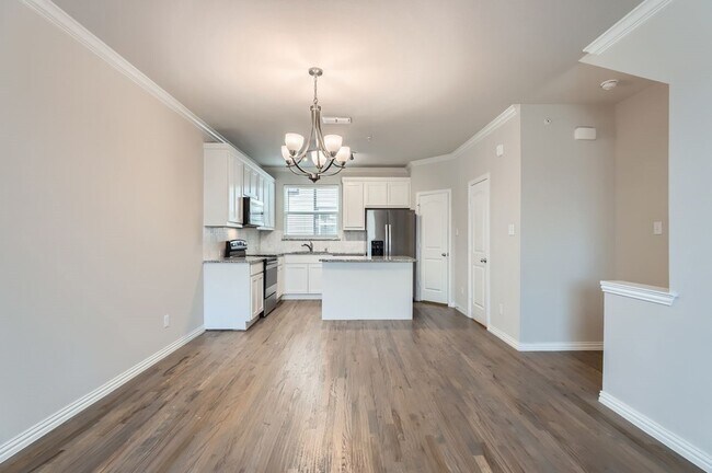 Building Photo - 301 E Lamar St