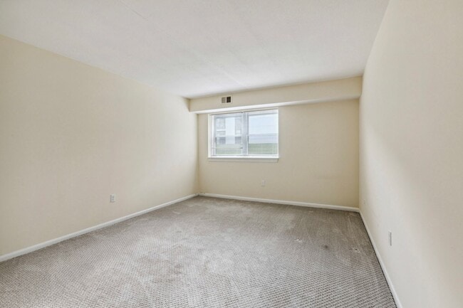Building Photo - 1 Bedroom Condo Walking distance to Univer...