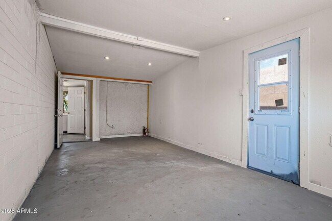 Building Photo - 1120 E Mission Ln