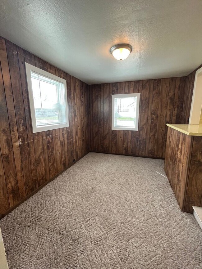 Building Photo - **Coming Soon Centrally Located 1 Bedroom ...