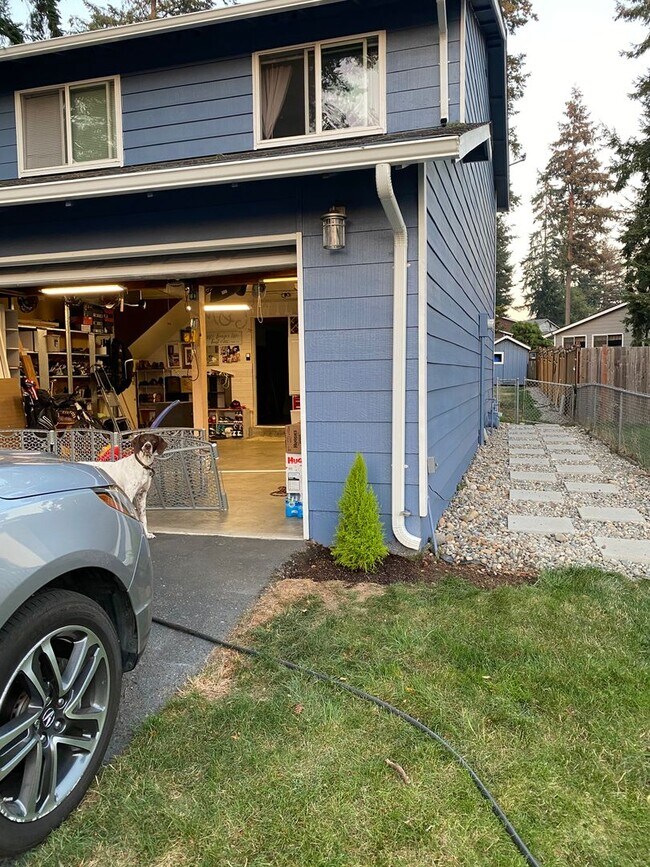 Building Photo - Beautifully Maintained 3 Bedroom 2 Bath Home with Garage and Fenced Yard! Pets Welcome!