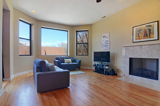Building Photo - 2151 W Evergreen Ave
